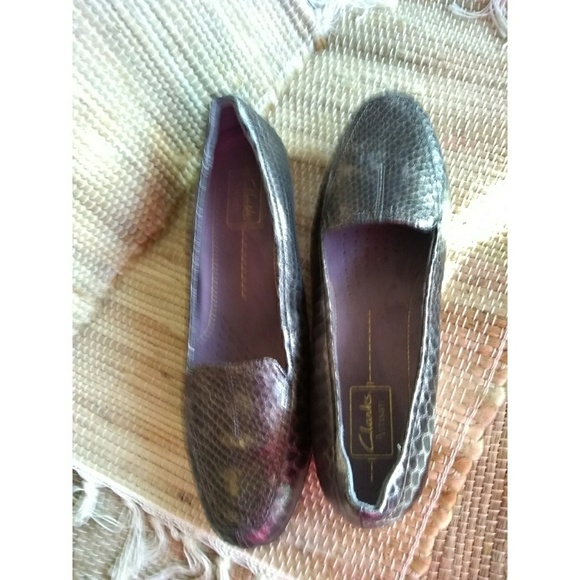 CLARKS ARTISAN SNAKE PRINT COMFORT LOAFERS - Picture 2 of 6